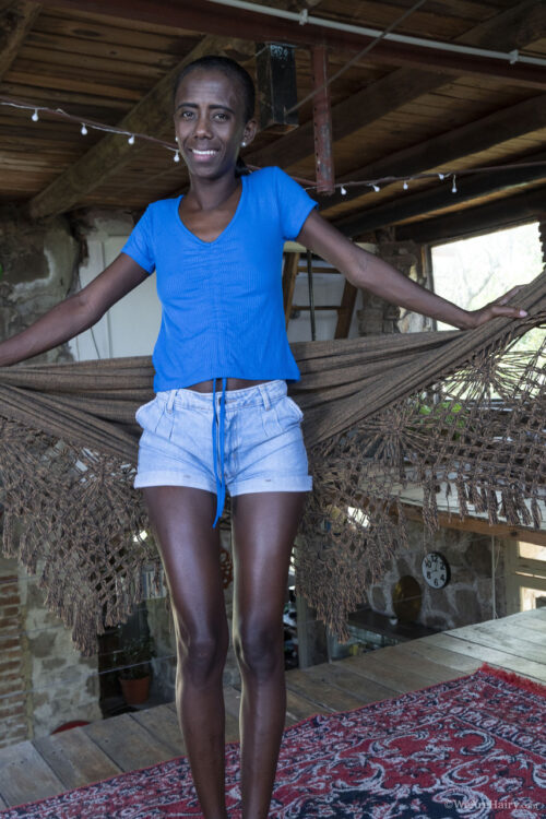 Foto de mulher negra pelada exibindo os peitinhos pequenos